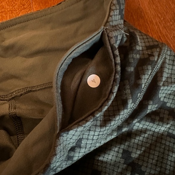 Lululemon work out capris and leggings set. Size 4 - Picture 3 of 7